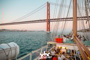 Lissabon: Sunset Boat Party med 2 drinks og gratis adgang til klubben