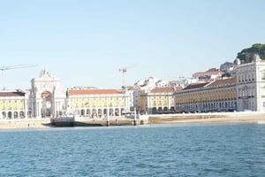 Passeio de barco ao pôr do sol em Lisboa, com vinho incluído
