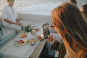 Båttur i solnedgang i Lisboa med lokale snacks og drikke