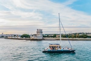 Lisbona: tour al tramonto in catamarano con musica e drink