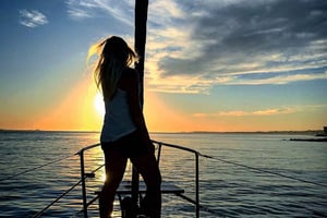 Lisbona: Crociera in barca a vela al tramonto con vino