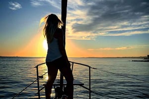 Lissabon: Sonnenuntergangs-Segeltour mit Wein