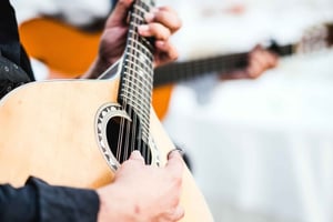 Lisboa: paseo en barco con cena y espectáculo de fado por el río Tajo