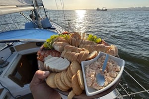 Lisbon: Tagus River Sailing Tour with Snacks and Drinks