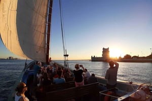 Lissabon: Tagus River Sunset Cruise i ett traditionellt fartyg