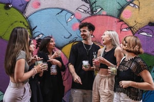 Lissabon: Tipsy Tour Fun Bar Crawl mit einem ortskundigen Guide