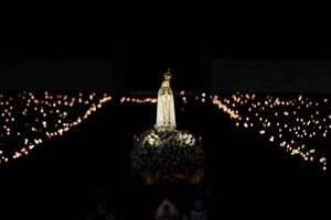 Peregrinação noturna a Fátima com procissão de velas
