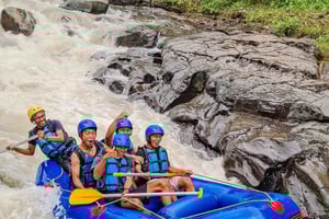 Lombok: Rafting-Tour & tropische Dschungel-Wasserfälle