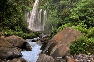 Lombok: Wycieczka do wodospadu Tiu Kelep i agroturystyka Sembalun
