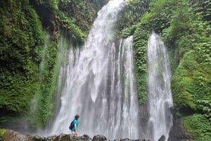Besuche das Dorf des Sasak-Stammes auf Lombok, den Wasserfall und den Selong-Hügel