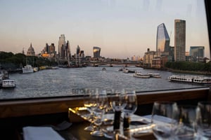 Kulinarisches 6-Gänge-Menü im Londoner Luxusbus