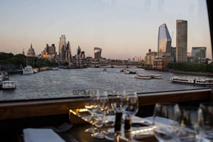 Wyśmienita 6-daniowa kolacja w luksusowym londyńskim autobusie