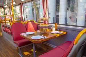 Londyn: Podwieczorek w autobusie z kieliszkiem Prosecco