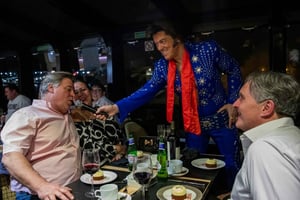 Londres: cruzeiro com jantar com tributo a Elvis no rio Tâmisa
