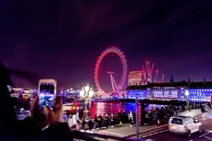 Londres: passeio turístico noturno em ônibus aberto com guia ao vivo