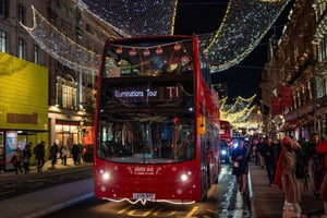 London: Julbuss med öppet tak och julbelysning
