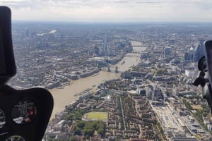 Sightseeing-Flug über London für 2 Personen mit Champagner, 35 Minuten