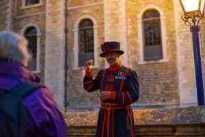 Tower of London efter lukketid med Beefeater og nøgleceremoni