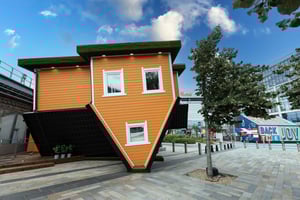 Londyn: Upside Down House Westfield White City Bilet wstępu