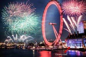 Vuurwerkfeest op oudejaarsavond in de County Hall van de London Eye