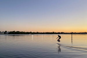 Lekcja deski surfingowej Efoil na plaży Calheta
