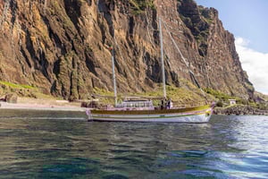Funchal: Zonsondergang aan de kust van Madeira vanaf een zeilboot