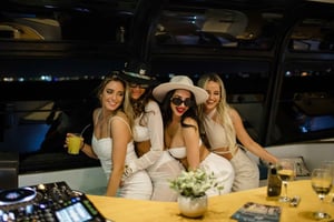 Lissabon: Nachtkreuzfahrt mit DJ & offener Bar