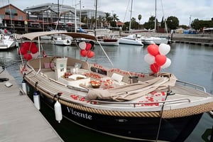 Lisbon: Romantic Sunset Dinner with Wine & Chocolate Fondue