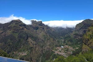 マデイラ島：カラルダスフレイラス＆カマラデロボスツアー