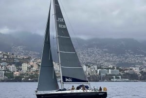 Luksusyacht og seiltur i solnedgangen