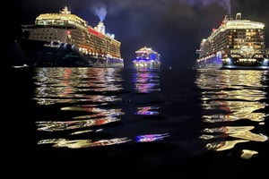 Madeira: tour in barca con fuochi d'artificio e bevande a Capodanno