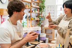 Украсьте тарелку для тапас в старинной мастерской с гончаром в Мадриде