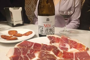 マドリード市内でワインとタパスを楽しむ冒険にご参加ください