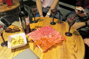 Madrid: Tour gastronómico en grupo reducido sobre jamón ibérico y vino español