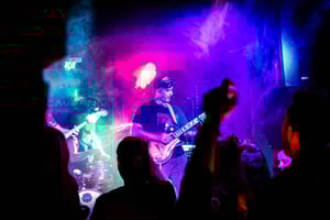 マドリード：地元のライブコンサート（タパスとドリンク付き）