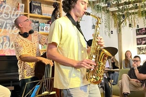 マドリード：タパスとドリンクを楽しむライブミュージック体験をお楽しみください