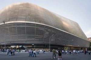 Madrid: Rundtur med Tuk Tuk Zero: Bernabéu og den gyldne mil. 1 time 15 minutter