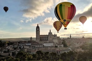 Segovia: giro in mongolfiera privato per 2 con spumante e colazione