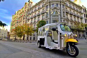 Madrid: Tuk Tuk Tuk: Moderni kiertoajelu yksityisoppaan kanssa keltaisella tuk-tukilla