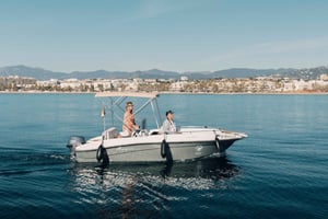 MANGO BOAT - Łódź bez licencji w Puerto Banús