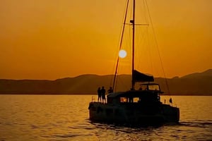 Mallorca: Abendessen an Bord eines privaten Katamarans mit Schnorcheln und Paddelsurfen