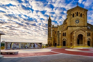 Морские пещеры Комино на моторной лодке и билет на автобус Hop-On/Off Gozo