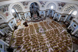 Mosta: Lounasbuffetin kanssa