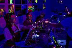 マルタ：光るドリンク&ペイント体験