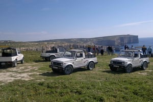 Desde Excursión de un día entero en jeep por Gozo con almuerzo y paseo en barco