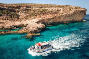 Qawra: Comino- og Gozo-bådtur med snorkling og SUP