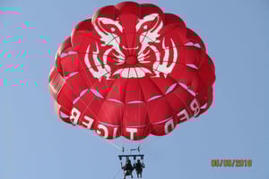 St. Julians: Parasailing Go & Fun met gratis foto's en video's