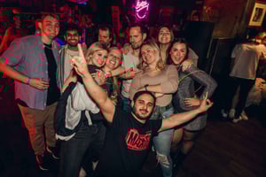 Manchester: tour guidato dei bar con shot e ingresso in discoteca
