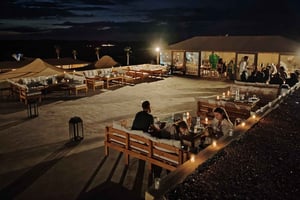 Agafay-ørkenen solnedgangstur med kameltur, middag og show