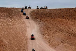 Marrakesz: kolacja z pokazem na pustyni Agafay z quadami i wielbłądami